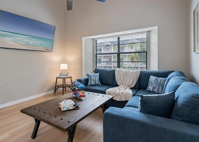 Gorgeous Townhouse One Block Away To Beaches! *