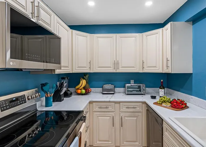 Gorgeous Townhouse One Block Away To Beaches! Clearwater Beach