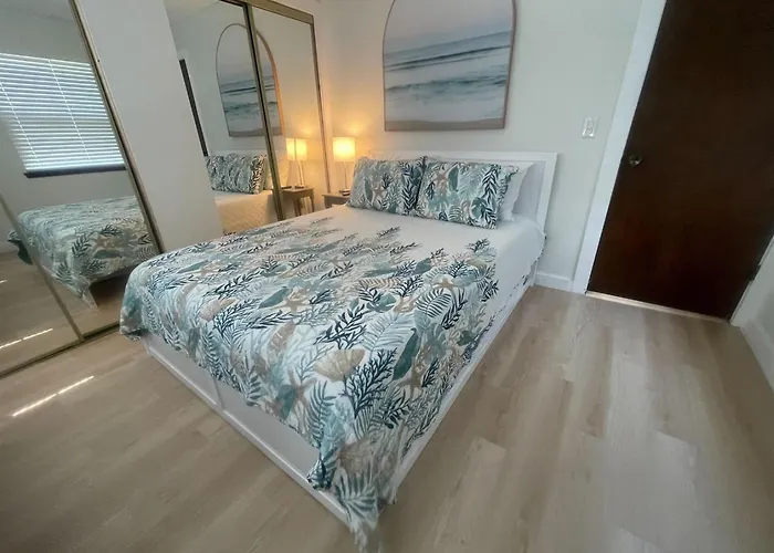 Gorgeous Townhouse One Block Away To Beaches! *