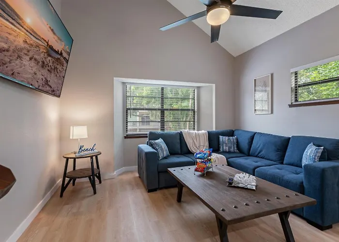 Gorgeous Townhouse One Block Away To Beaches! *