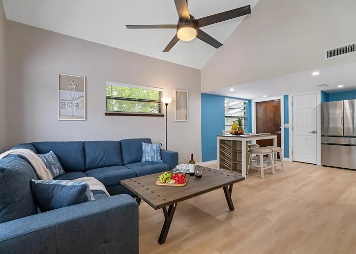Holiday home Gorgeous Townhouse One Block Away To Beaches! *