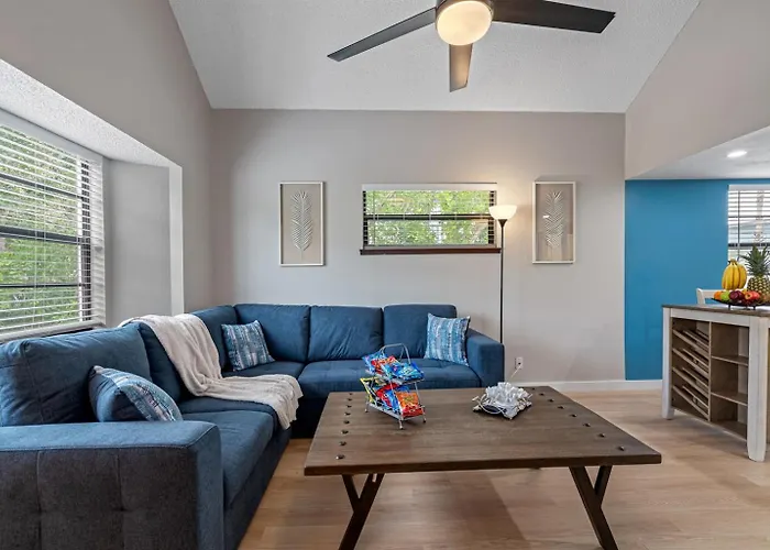 Gorgeous Townhouse One Block Away To Beaches!