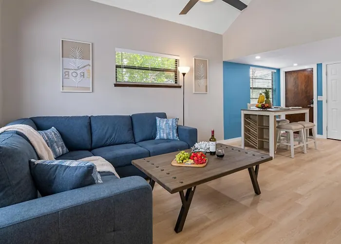 Gorgeous Townhouse One Block Away To Beaches! Holiday home *