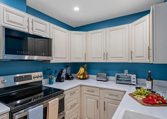 Gorgeous Townhouse One Block Away To Beaches! Clearwater Beach