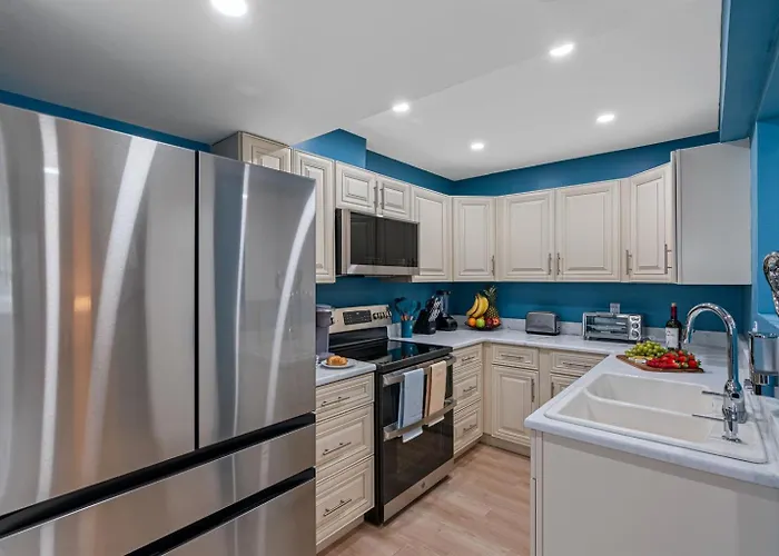 Gorgeous Townhouse One Block Away To Beaches!