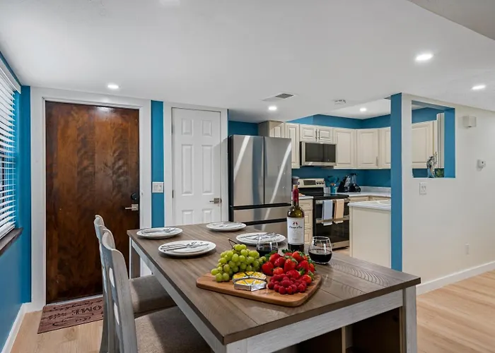 Gorgeous Townhouse One Block Away To Beaches! Holiday home Clearwater Beach