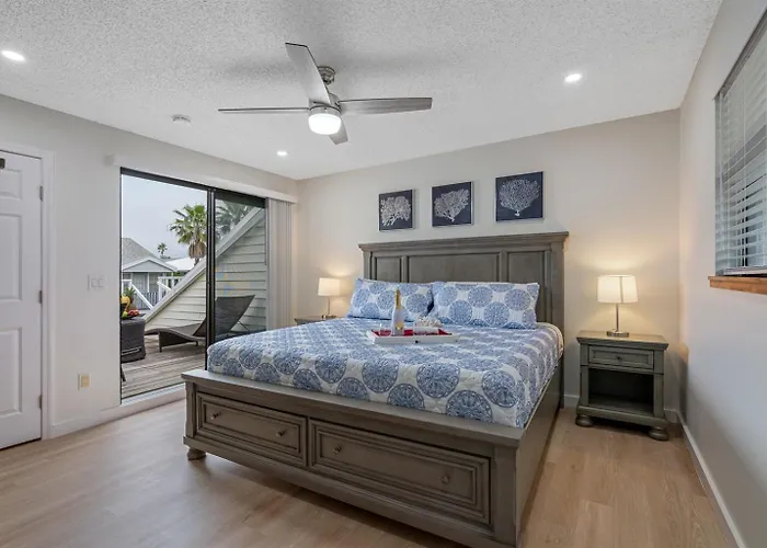 Gorgeous Townhouse One Block Away To Beaches! Holiday home Clearwater Beach