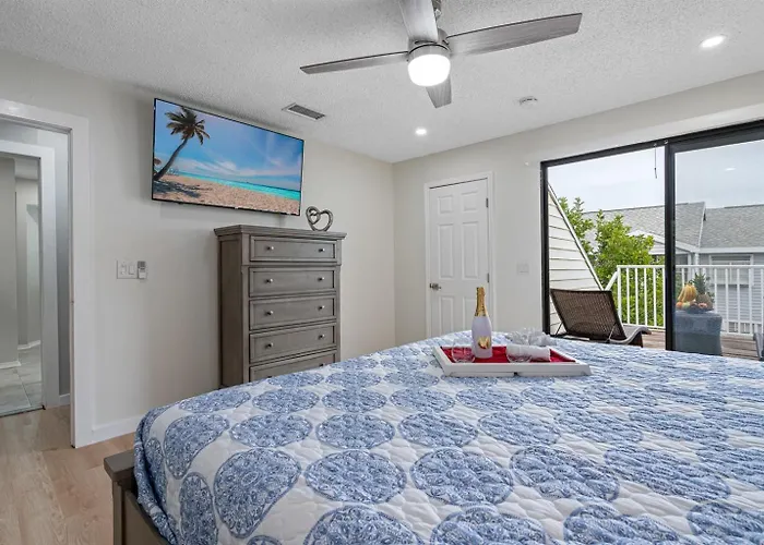 Gorgeous Townhouse One Block Away To Beaches!