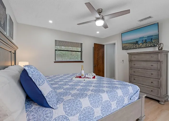 Gorgeous Townhouse One Block Away To Beaches! * Clearwater Beach