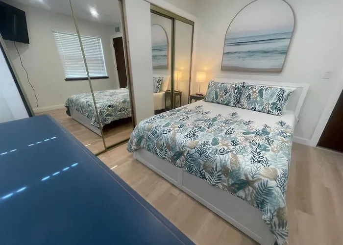 Holiday home Gorgeous Townhouse One Block Away To Beaches! *