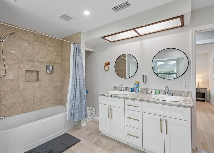 Gorgeous Townhouse One Block Away To Beaches! Holiday home