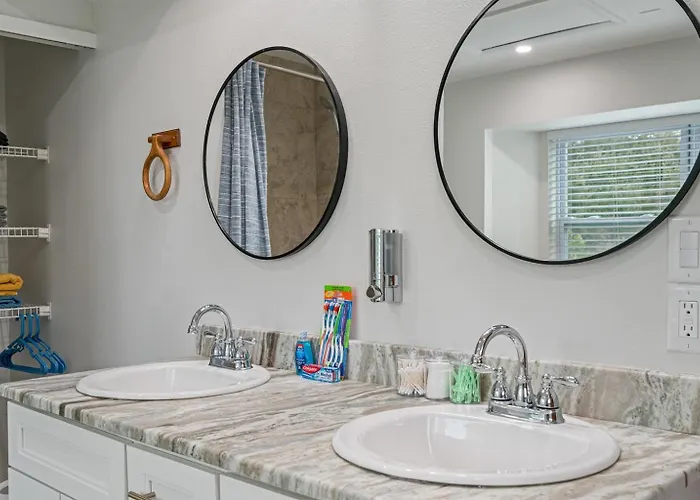 Gorgeous Townhouse One Block Away To Beaches! *