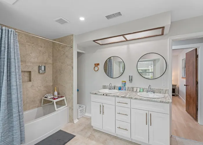 Gorgeous Townhouse One Block Away To Beaches! Holiday home Clearwater Beach