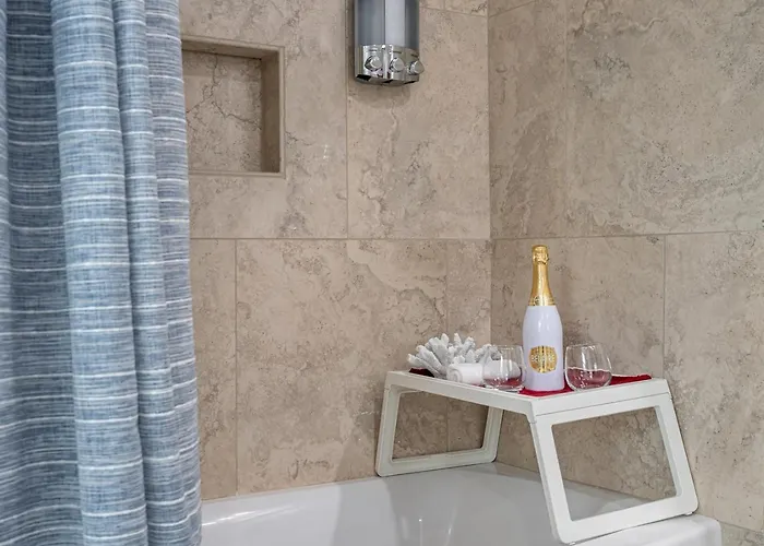 Gorgeous Townhouse One Block Away To Beaches! Holiday home *