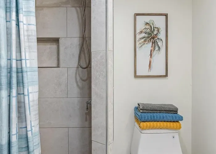 Gorgeous Townhouse One Block Away To Beaches! Holiday home *