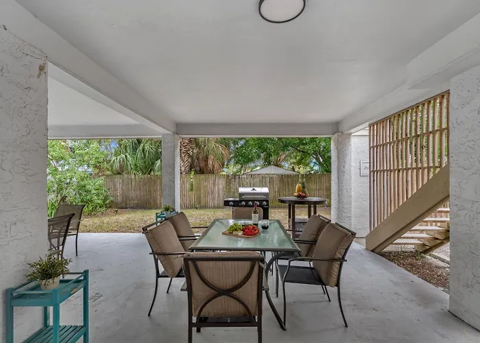 Gorgeous Townhouse One Block Away To Beaches! *