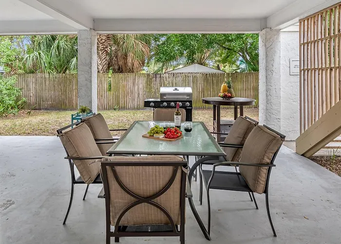 Gorgeous Townhouse One Block Away To Beaches! *