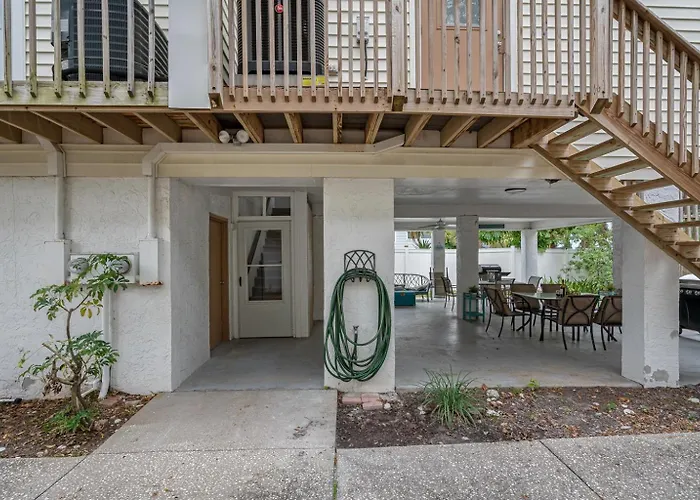 Gorgeous Townhouse One Block Away To Beaches! *