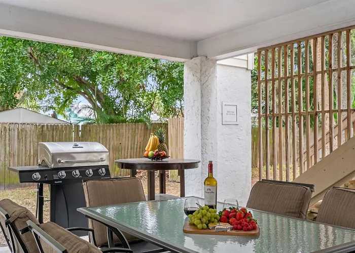 Gorgeous Townhouse One Block Away To Beaches!