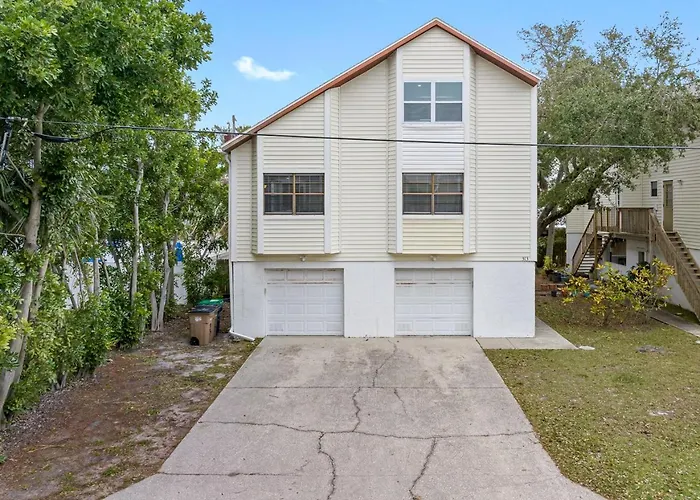 Gorgeous Townhouse One Block Away To Beaches! Clearwater Beach