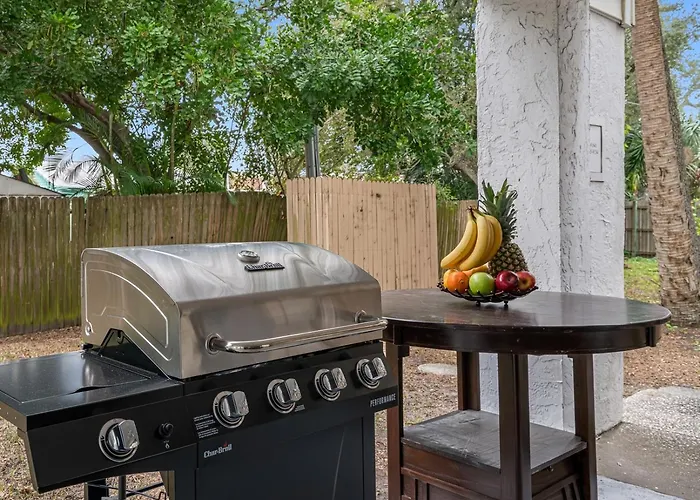 Gorgeous Townhouse One Block Away To Beaches!