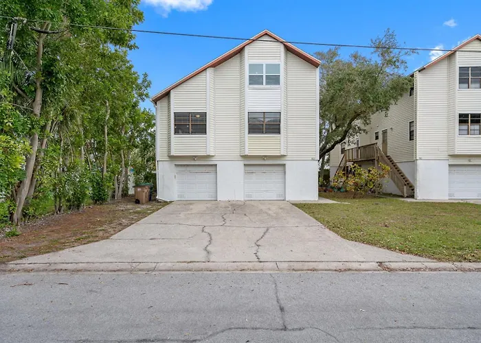 Gorgeous Townhouse One Block Away To Beaches!
