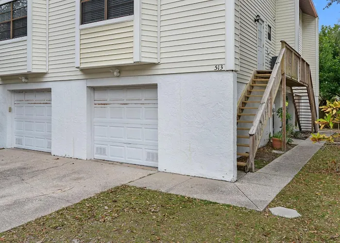 Gorgeous Townhouse One Block Away To Beaches! *
