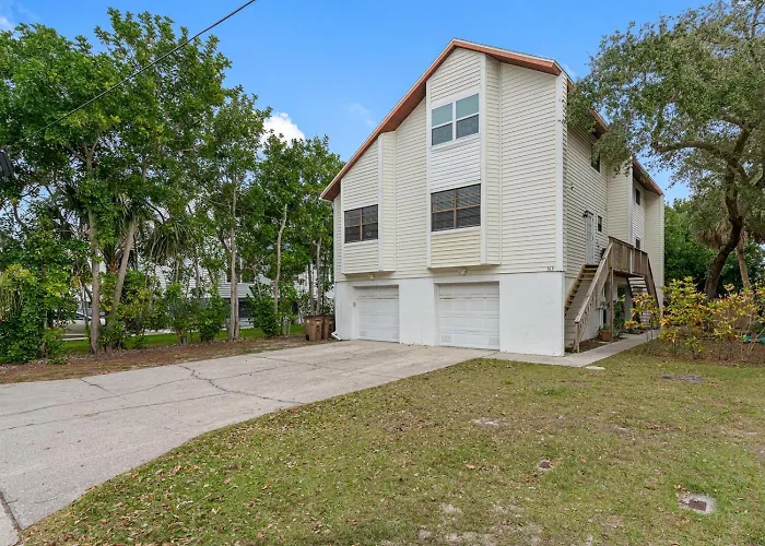 Gorgeous Townhouse One Block Away To Beaches!