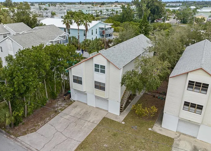 Gorgeous Townhouse One Block Away To Beaches! Holiday home