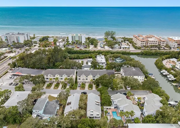 Gorgeous Townhouse One Block Away To Beaches! Holiday home