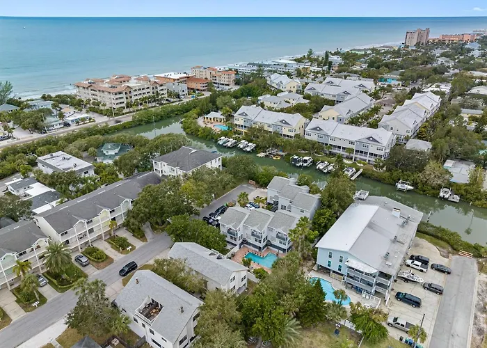 Gorgeous Townhouse One Block Away To Beaches! Clearwater Beach