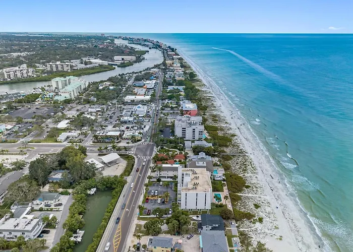 Holiday home Gorgeous Townhouse One Block Away To Beaches!