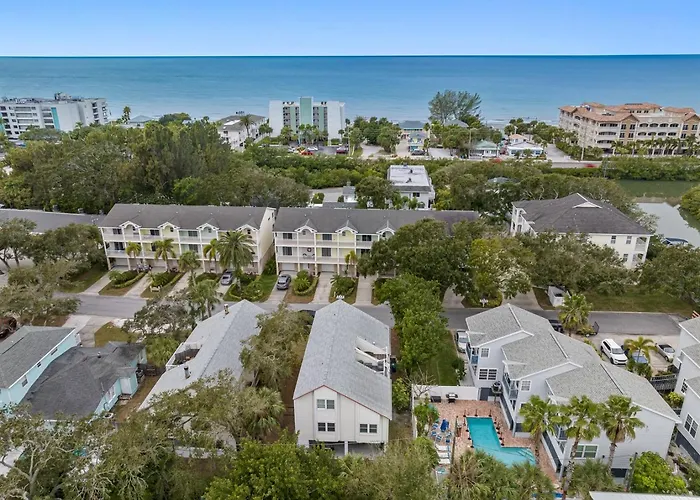 Gorgeous Townhouse One Block Away To Beaches! Holiday home