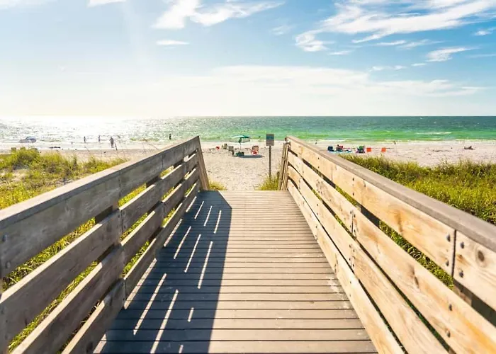 Gorgeous Townhouse One Block Away To Beaches! *