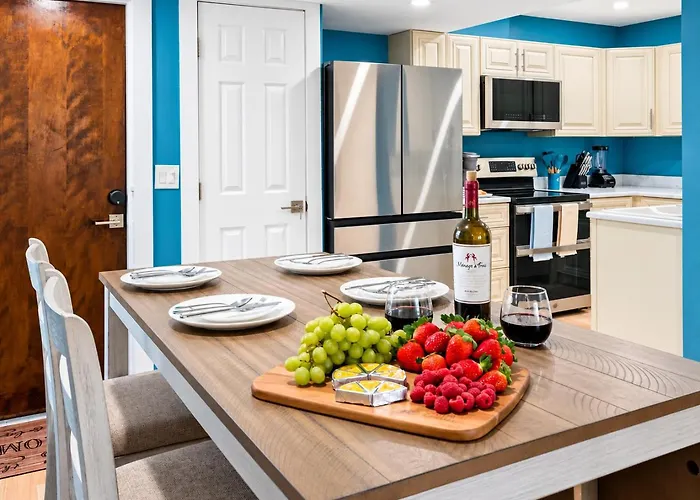 Gorgeous Townhouse One Block Away To Beaches! Holiday home *