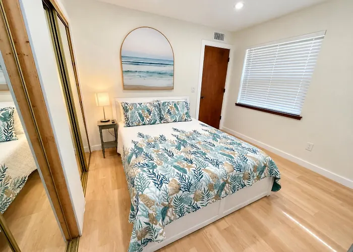 Gorgeous Townhouse One Block Away To Beaches!