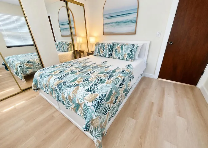 Gorgeous Townhouse One Block Away To Beaches! Holiday home