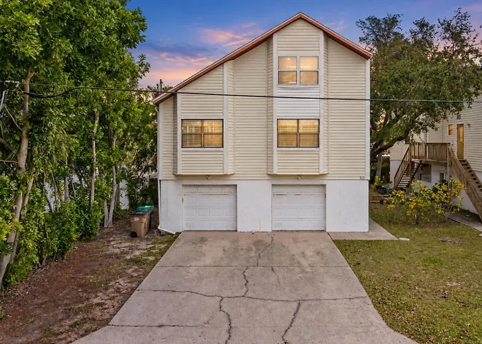 Holiday home Gorgeous Townhouse One Block Away To Beaches!