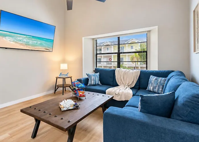 Gorgeous Townhouse One Block Away To Beaches!