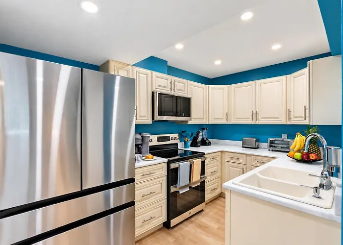 Gorgeous Townhouse One Block Away To Beaches! *