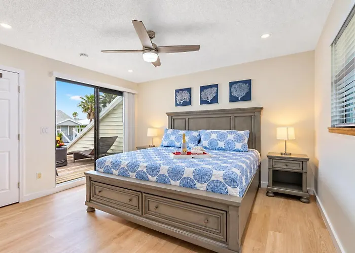 Gorgeous Townhouse One Block Away To Beaches!