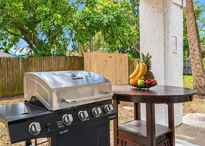 Gorgeous Townhouse One Block Away To Beaches! *