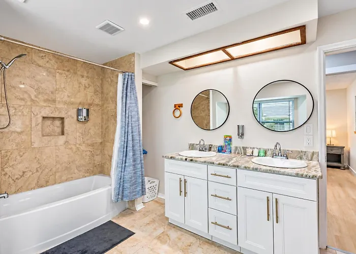 Gorgeous Townhouse One Block Away To Beaches! Clearwater Beach
