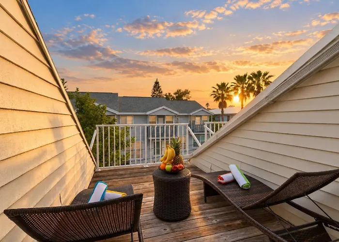 Gorgeous Townhouse One Block Away To Beaches! Clearwater Beach