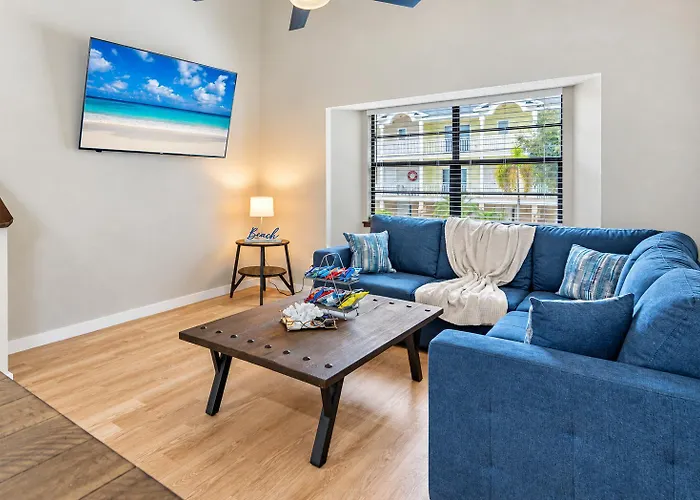 Gorgeous Townhouse One Block Away To Beaches!