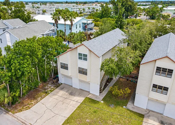 Gorgeous Townhouse One Block Away To Beaches! Holiday home Clearwater Beach