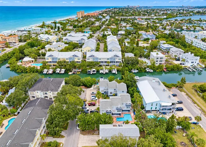 Gorgeous Townhouse One Block Away To Beaches! Holiday home