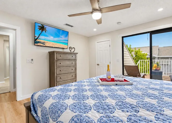 Gorgeous Townhouse One Block Away To Beaches! Clearwater Beach