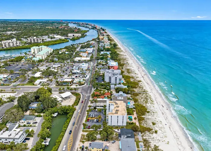 Gorgeous Townhouse One Block Away To Beaches! Holiday home