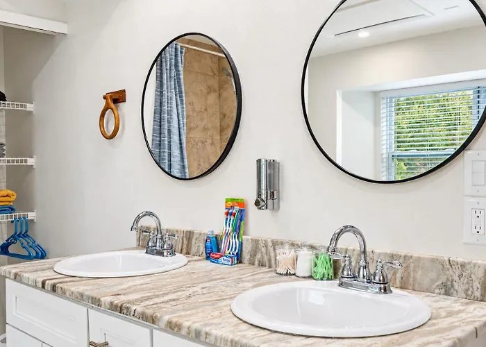 Gorgeous Townhouse One Block Away To Beaches!